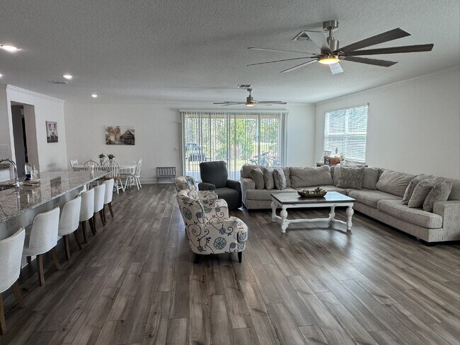 Building Photo - For Rent - Spring Move in Special ... 2nd Month's Rent FREE! (if sign a lease before the end of M...