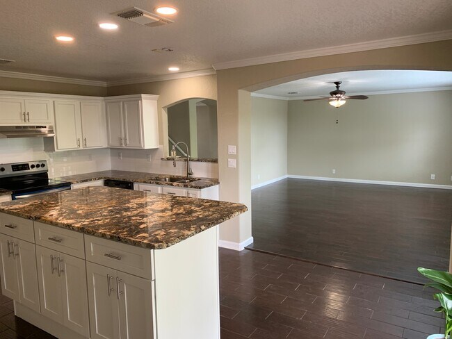 Building Photo - *MOVE IN SPECIAL* Gorgeous Four Bedroom Home with Covered Patio Near Medical Center!!