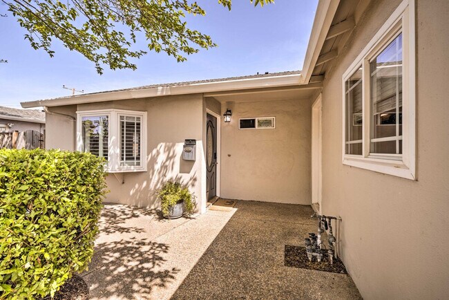 Building Photo - 3096 Dovela Way