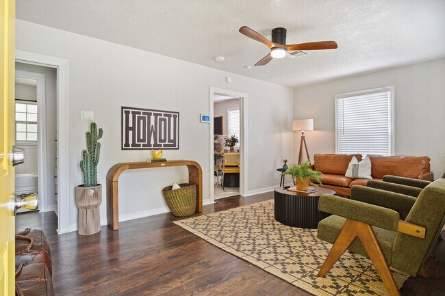 Building Photo - 912 W Comanche St