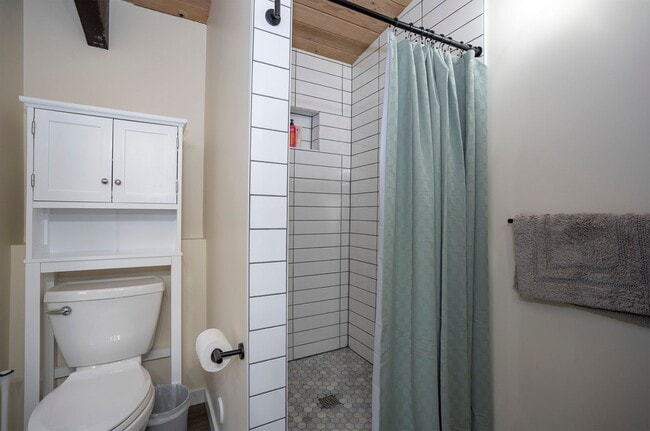 Building Photo - Fully Furnished Bungalow with Studio Living and Scenic Views in Tacoma!