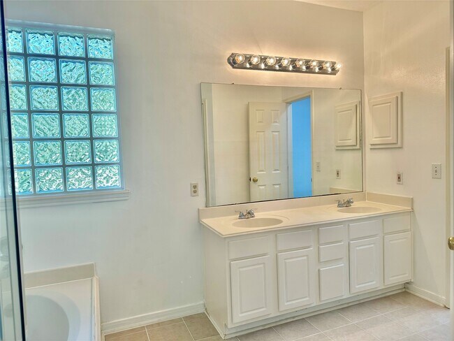 Building Photo - 18 S Willow Point Cir