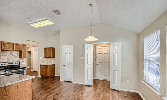 Building Photo - 2210 Sumac Dr