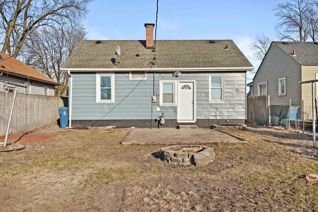 Building Photo - 2BD/1BA Home In Highland IN