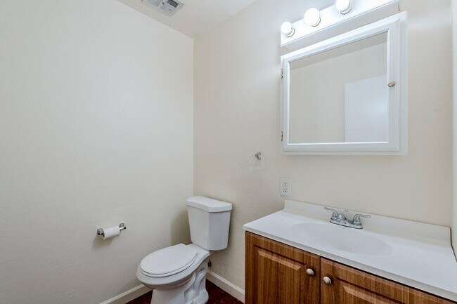 Building Photo - 3 Bed 2.5 Bath Pet-Friendly Retreat by The...