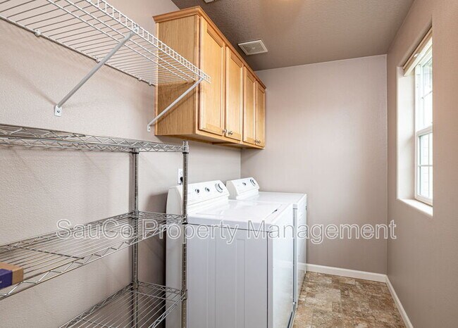 Building Photo - 3722 SE Oakleaf St