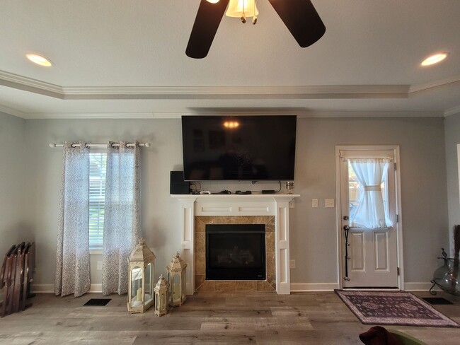 Building Photo - Beautiful & Spacious 4 bedroom, 2.5 bath h...
