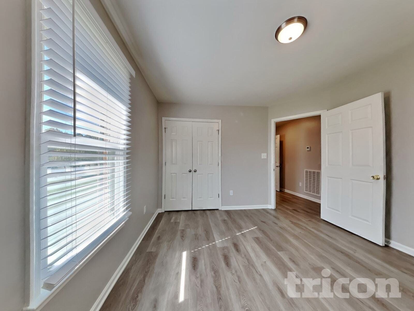 Building Photo - 101 N Lakeside Dr