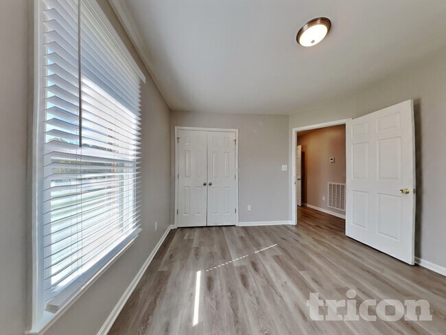 Building Photo - 101 N Lakeside Dr