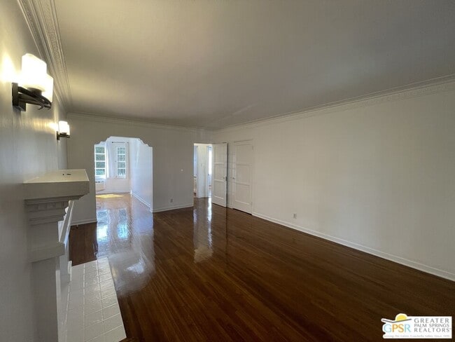 Primary Photo - 927 Alandele Ave