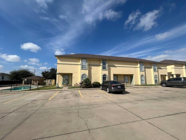 Building Photo - 1000 Ranchway Dr