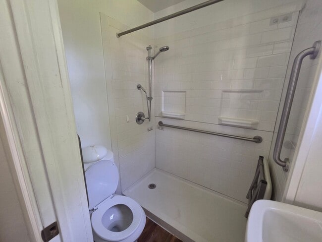 Building Photo - Lower 3 bedroom unit