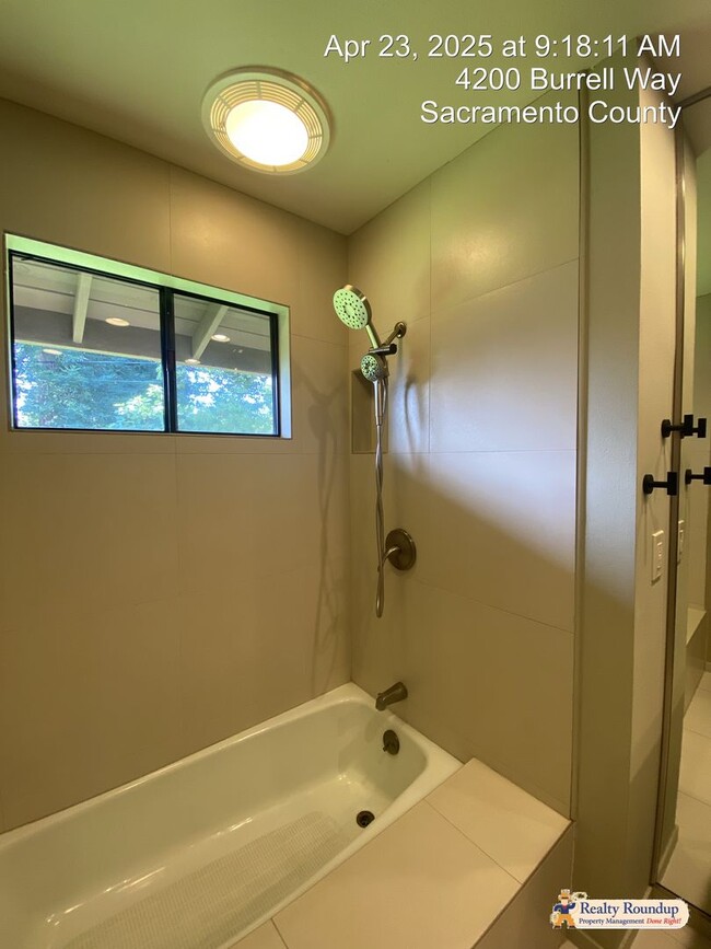 Building Photo - Sprawling Ranch with Open Floorplan & Exce...