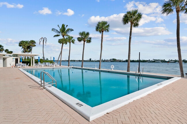 Building Photo - 2600 N Flagler Dr