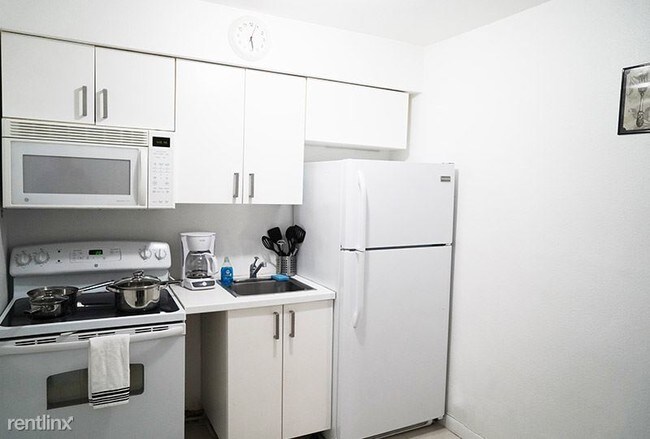 Building Photo - Studio, 1 bath  - 4605 N Ocean Dr