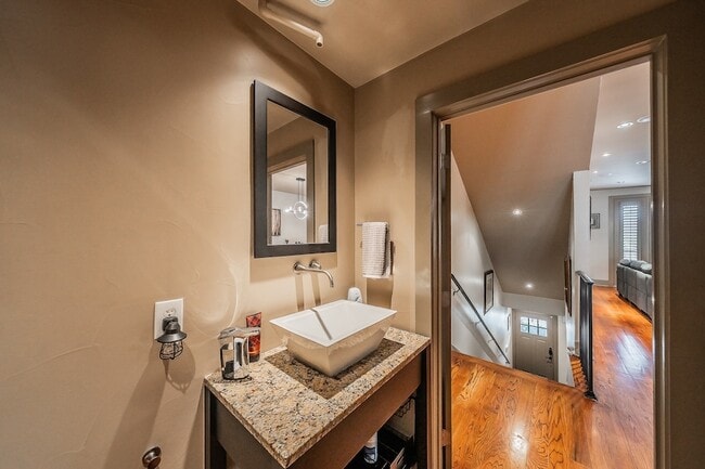 Building Photo - 6350 Oriole Dr