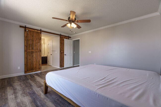 Building Photo - Beautifully updated rental on Pony Gulch