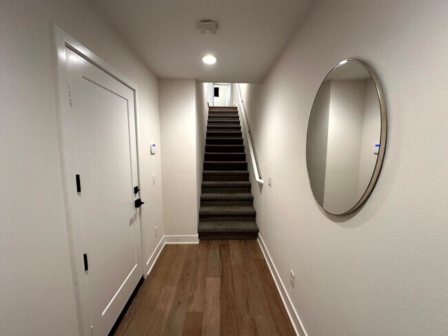 Building Photo - Fantastic 3 Story Townhome - 2 bedrooms - ...
