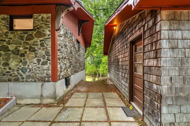Building Photo - Mid-Century Cool Meets Maine Serenity Design. Privacy. Location. This one has it all.