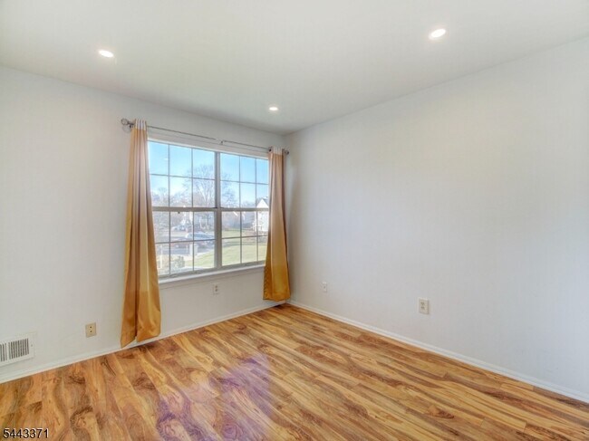 Building Photo - 142 Harvest Ln