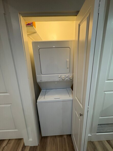 Stackable washer/dryer - 1207 Humboldt St