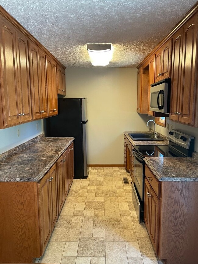 Building Photo - Available December 21st! SPACIOUS & PET FR...