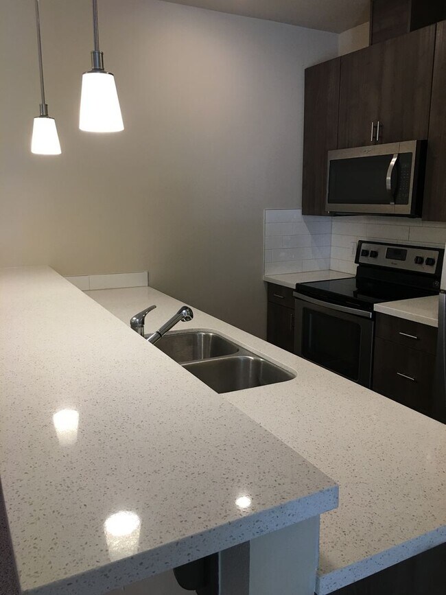 Building Photo - Beautiful 2 bedroom, super cute floorplan, laundry room with full size washer and dryer!