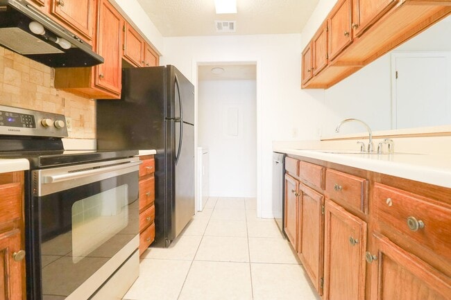 Building Photo - 2 Bed | 1 Bath | South Tulsa