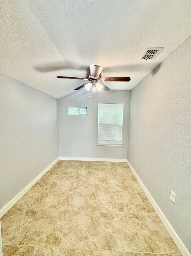 Building Photo - New Rental! Updated 2-bedroom located in a Southside Neighborhood!