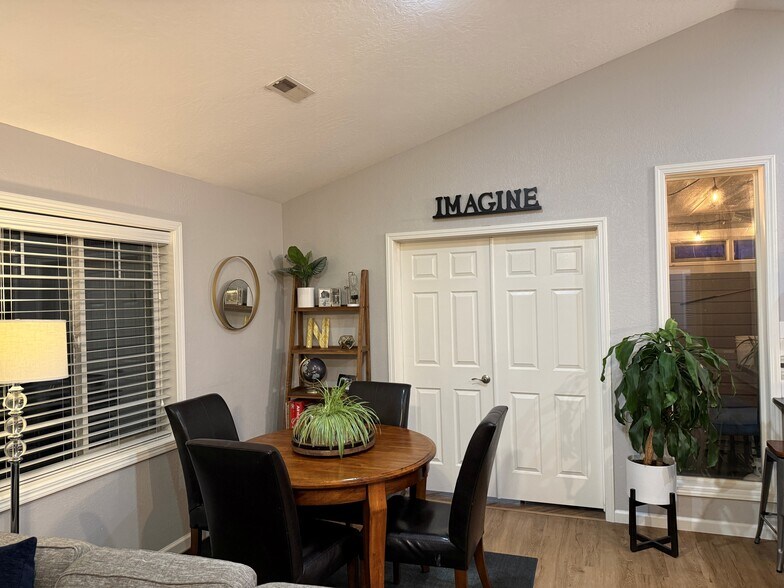 Building Photo - 148 N 2nd St