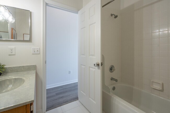 Building Photo - 212 Somerset Ct