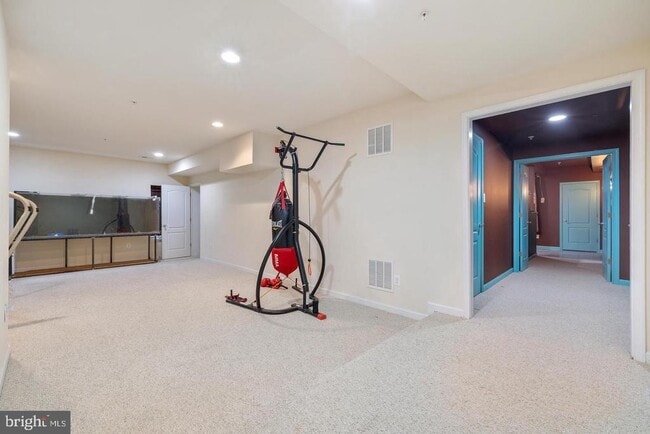 Building Photo - 15303 Glastonbury Way