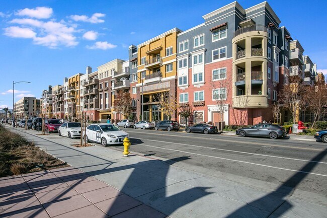 Building Photo - Luxury 2-Bedroom Monte Vista Condo with Downtown Views & Monthly House Cleaning Included