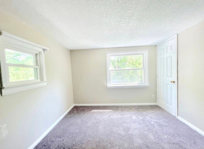 Building Photo - 2 Bed 1 Bath