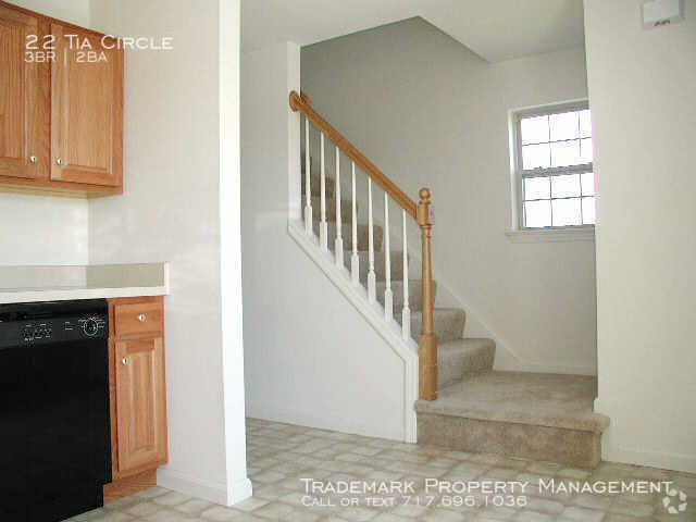 Building Photo - Spacious End of Row Town Home