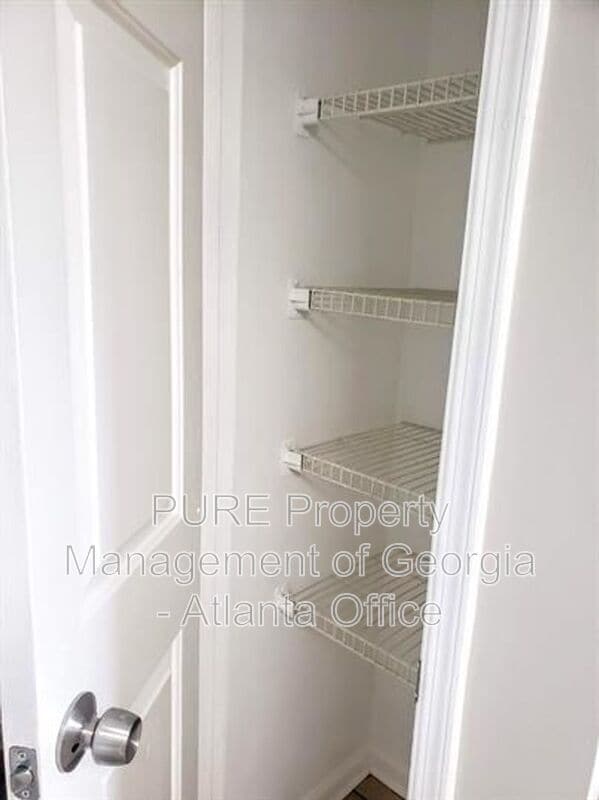 Building Photo - 5031 Village Green Way