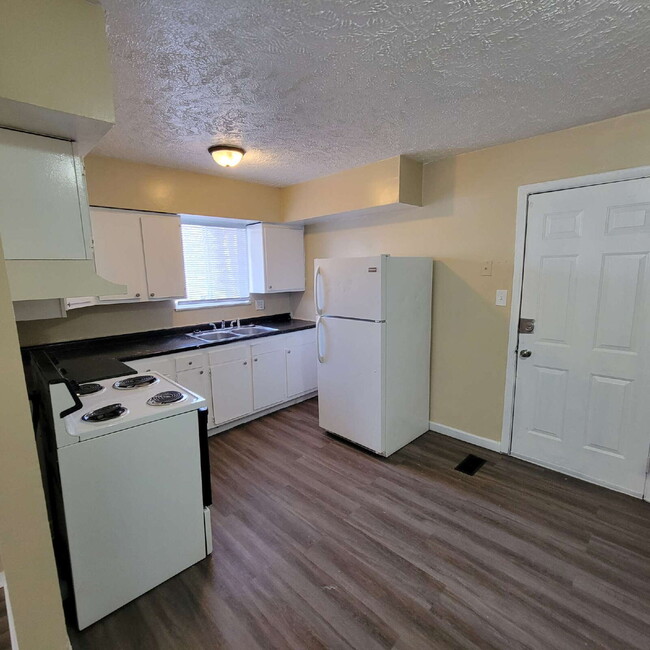 Building Photo - 4 Bedroom House!