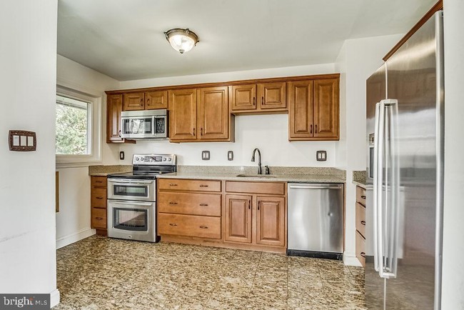 Building Photo - 6306 Yellowstone Dr