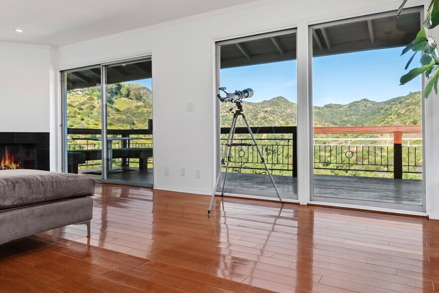 Building Photo - 2843 Lambert Dr