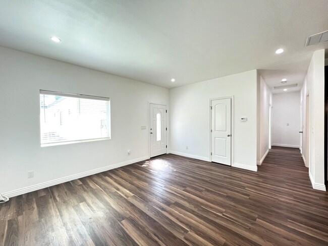 Building Photo - 1057 Circle City Dr