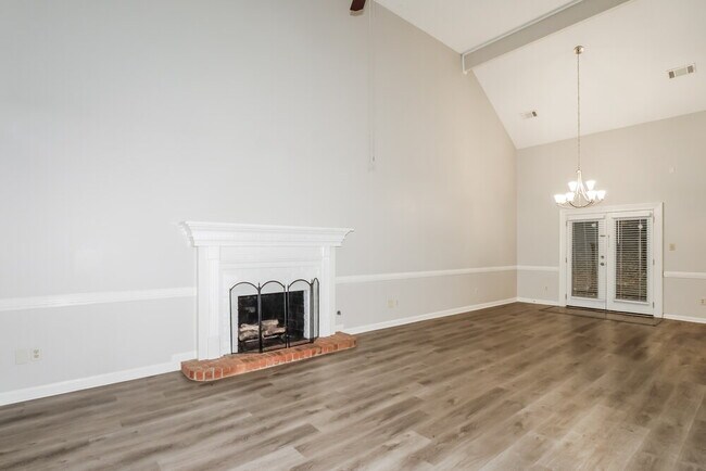 Building Photo - 2418 Lake Edge Dr