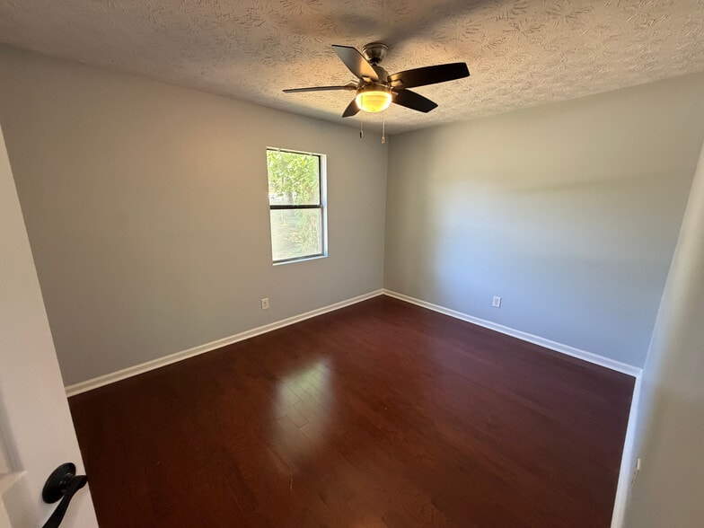 Building Photo - Room in House on Alicia Ct