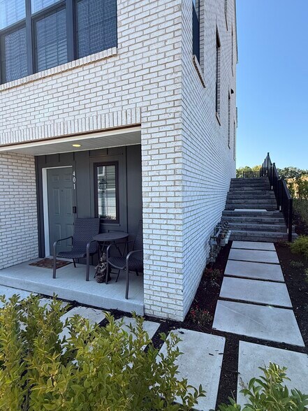 Building Photo - 401 Cranford Way