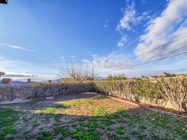 Building Photo - Breathtaking Mountain Views!