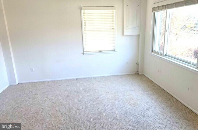 Building Photo - 6507 Byron Ave