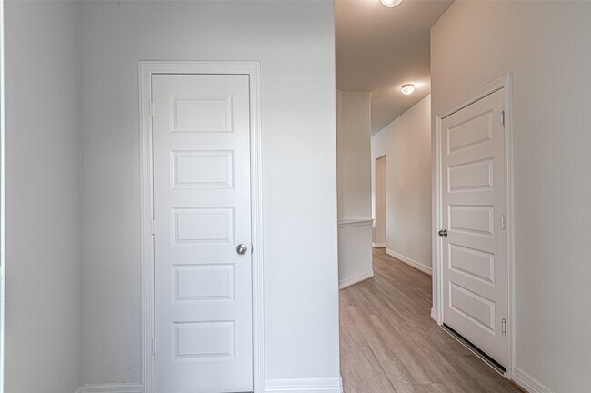 Building Photo - 7431 Sail Hl Dr