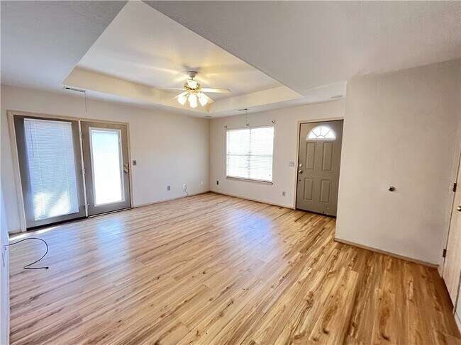 Building Photo - 884 N Daisy Ln