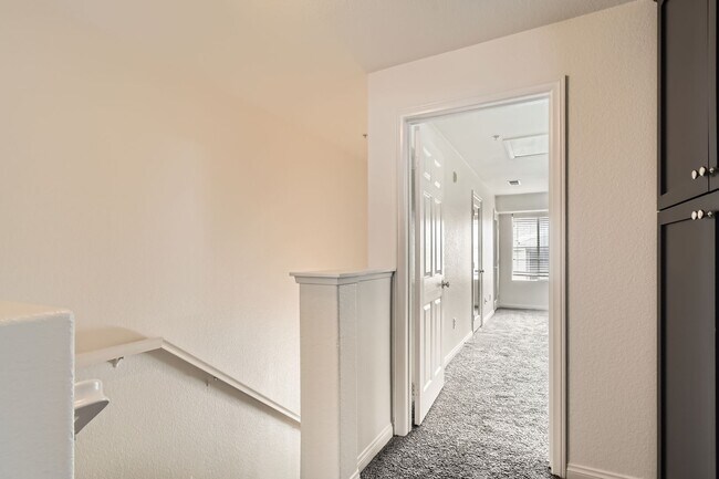 Building Photo - Stylish 2Bd + Den/Office - Townhome in Pri...