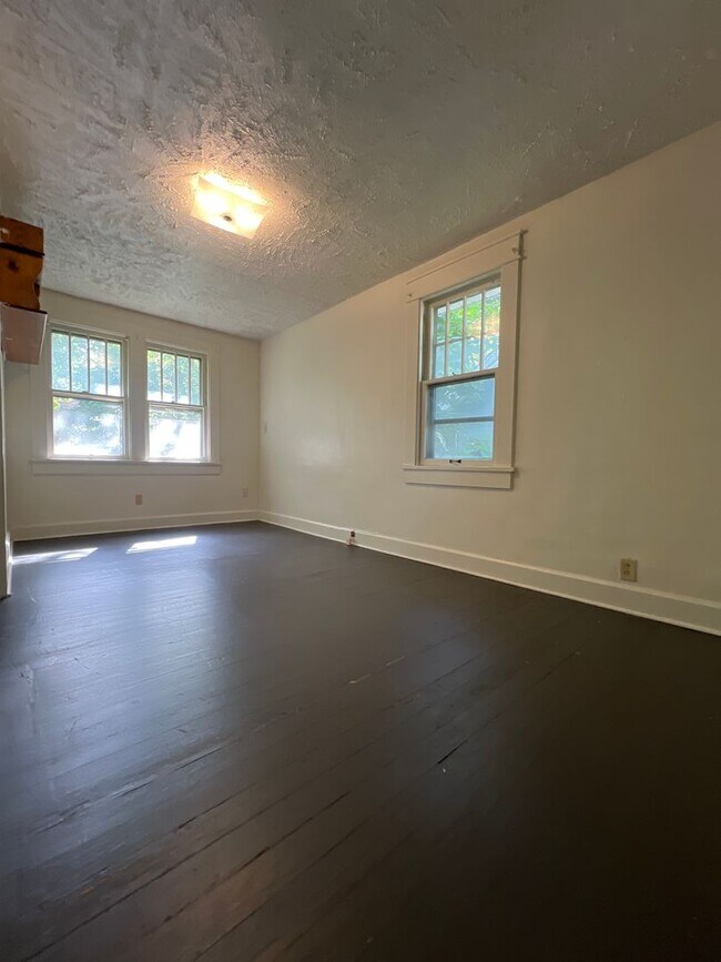 Building Photo - 523 S Park Ave