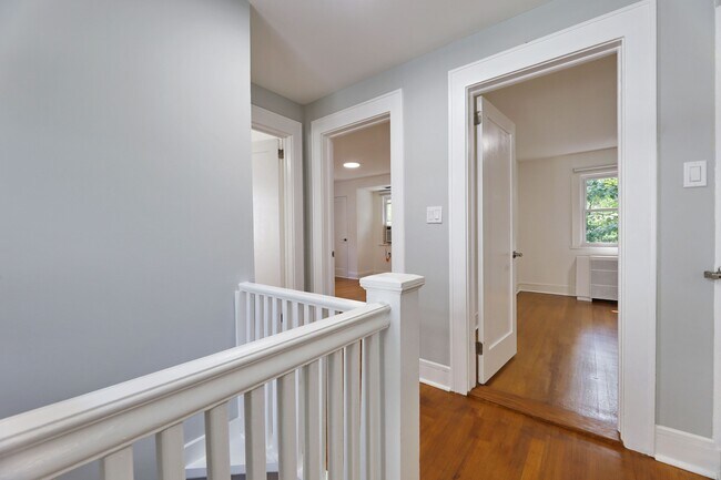 Building Photo - 1272 E Laurelton Pkwy
